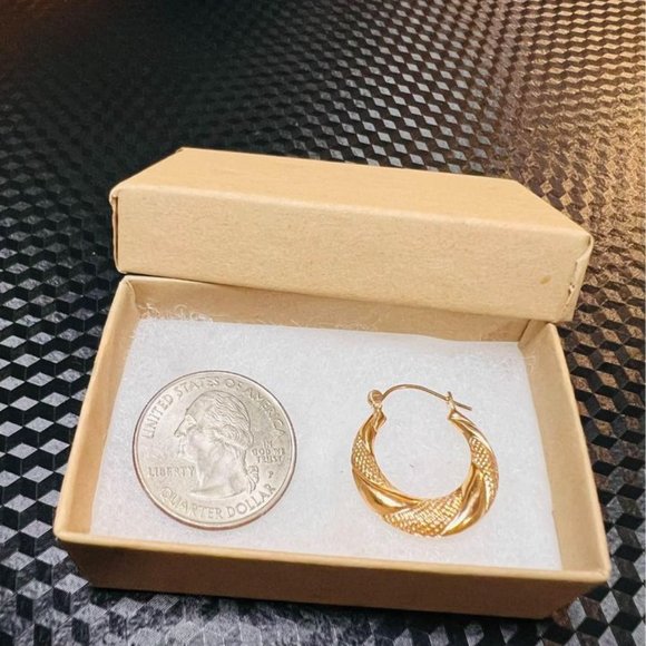 10k solid gold earrings textured hoop 0.75 inches diameter and weighs 1.5 grams - Picture 3 of 7